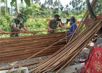 Babinsa Koramil 05/ Lawe Alas jajaran Kodim 0108/Agara, Serka Mukhtar Alja bersama rekan saat komsos di usaha pembuat pelepah rumbiah milik Makmur, Minggu (1/5).