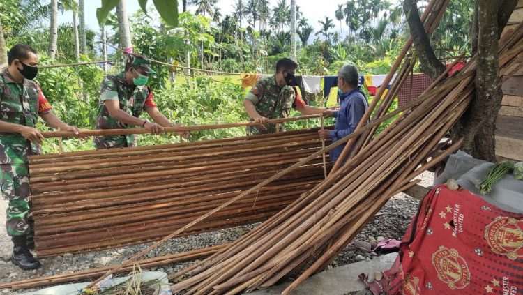 Babinsa Koramil 05/ Lawe Alas jajaran Kodim 0108/Agara, Serka Mukhtar Alja bersama rekan saat komsos di usaha pembuat pelepah rumbiah milik Makmur, Minggu (1/5).
