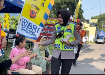 Polwan Polres Tasikmalaya Kota saat hibur dan bagikan air mineral bagi pemudik, Kamis (5/5).