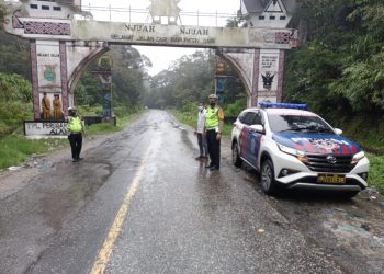 Kasat Lantas dan Kasat Intelkam serta personil Polres Dairi saat pantau kamselitibcar lantas, Kamis (5/5).