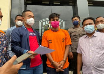 Tersangka ST, saat diamankan di Polresta Deliserdang, Jumat (6/5).