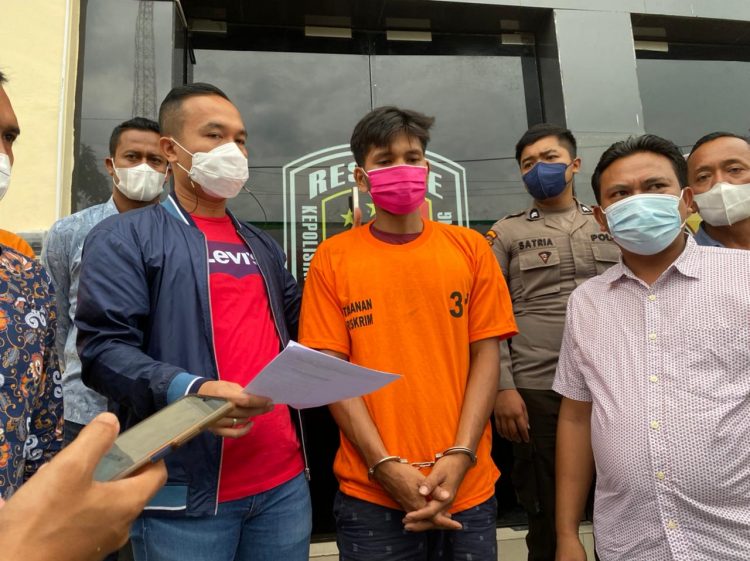 Tersangka ST, saat diamankan di Polresta Deliserdang, Jumat (6/5).