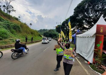 Polwan Polres Tasikmlaya Kota saat One Way di Pos U Letter Gentong, Sabtu (7/5).