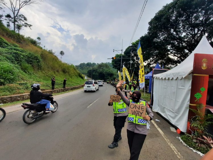 Polwan Polres Tasikmlaya Kota saat One Way di Pos U Letter Gentong, Sabtu (7/5).