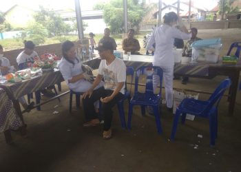 Nakes Polresta Deliserdang bersama BKAG saat kegiatan vaksinasi, Sabtu (7/5).