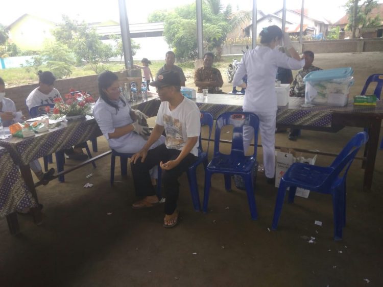 Nakes Polresta Deliserdang bersama BKAG saat kegiatan vaksinasi, Sabtu (7/5).