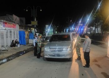 TNI - Polri, Dishub dan petugas lainya saat perketet arus mudik - balik di Aceh Tenggara, Minggu (8/5).