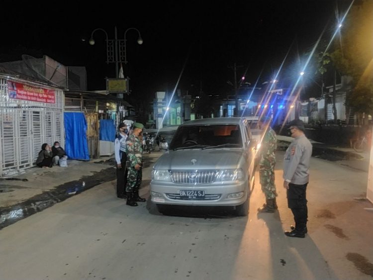 TNI - Polri, Dishub dan petugas lainya saat perketet arus mudik - balik di Aceh Tenggara, Minggu (8/5).