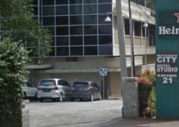 Babinsa Posramil Bukit Tusam jajaran Kodim 0108/ Agara, Serda Muzaki saat bantu warga binaan panen jagung, Minggu (8/5).