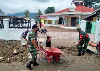 Babinsa Posramil Lawe Bulan, Sertu Mualim bersama rekan saat bergotongroyong bersama warga perbaiki gorong gorong mesjid, Senin (9/5).