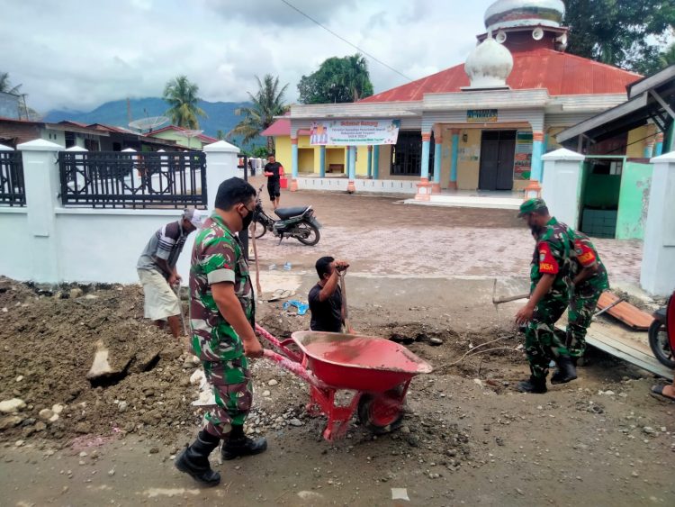 Babinsa Posramil Lawe Bulan, Sertu Mualim bersama rekan saat bergotongroyong bersama warga perbaiki gorong gorong mesjid, Senin (9/5).