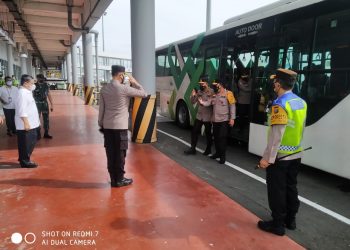 Kapolda Sumatera Utara, Irjen. Pol. RZ Panca Putra Simanjuntak M.Si bersama Kapolresta Deliserdang Kombes. Pol. Irsan Sinuhaji SIK, MH saat sambut kunker Irwasum Polri, Komjen. Pol. Drs. Agung Budi Maryoto M.Si, CSFA, Minggu (8/5).