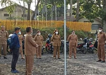 Seluruh Aparatur Kecamatan Sumbul saat giat apel gabungan setelah libur idul fitri, Senin (9/5)