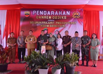 Komandan Korem 023/ Kawal Samudera, Kolonel Inf Dody Triwinarto SIP, M.Han didampingi Ketua Persit KCK Koorcabrem 023 PD I/ BB  bersama rombongan melaksanakan saat kunjungan kerja ke Kodim 0206/ Dairi, Senin (9/5).