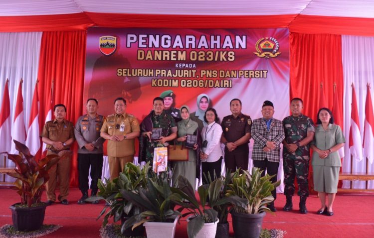 Komandan Korem 023/ Kawal Samudera, Kolonel Inf Dody Triwinarto SIP, M.Han didampingi Ketua Persit KCK Koorcabrem 023 PD I/ BB  bersama rombongan melaksanakan saat kunjungan kerja ke Kodim 0206/ Dairi, Senin (9/5).