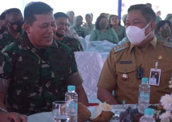 Bupati Dairi, Dr. Eddy Keleng Ate Berutu saat menyambut kunjungan kerja (kunker) Danrem 023/ Kawal Samudera, Kolonel Inf Dody Winarto di Kodim 0206/ Dairi, Senin (9/5).