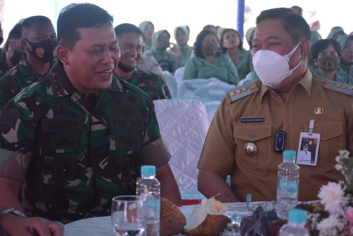 Bupati Dairi, Dr. Eddy Keleng Ate Berutu saat menyambut kunjungan kerja (kunker) Danrem 023/ Kawal Samudera, Kolonel Inf Dody Winarto di Kodim 0206/ Dairi, Senin (9/5).