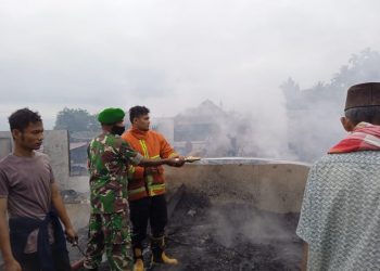TNI - Polri dan Damkar saat padamkan dan evakuasi 7 unit rumah warga yang hangus terbakar, Rabu (11/5).