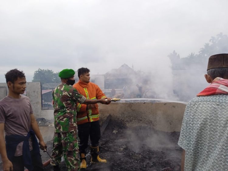 TNI - Polri dan Damkar saat padamkan dan evakuasi 7 unit rumah warga yang hangus terbakar, Rabu (11/5).