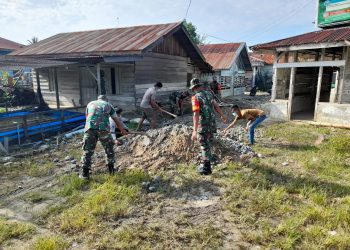 Babinsa Posramil Tanoh Alas jajaran Kodim 0108/ Agara, Serda Mukhlisin bersama rekan saat melaksanakan gotongroyong dalam pelaksanaan pengerasan jalan Desa Salim Pinim I, Kecamatan Tanoh Alas, Kabupaten Aceh Tenggara, Rabu (11/5).