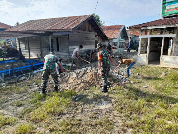 Babinsa Posramil Tanoh Alas jajaran Kodim 0108/ Agara, Serda Mukhlisin bersama rekan saat melaksanakan gotongroyong dalam pelaksanaan pengerasan jalan Desa Salim Pinim I, Kecamatan Tanoh Alas, Kabupaten Aceh Tenggara, Rabu (11/5).
