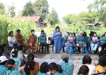 PKK Kabupaten Dairi bina masyarakat Patane IV buat pupuk kompos, Selasa (10/5).