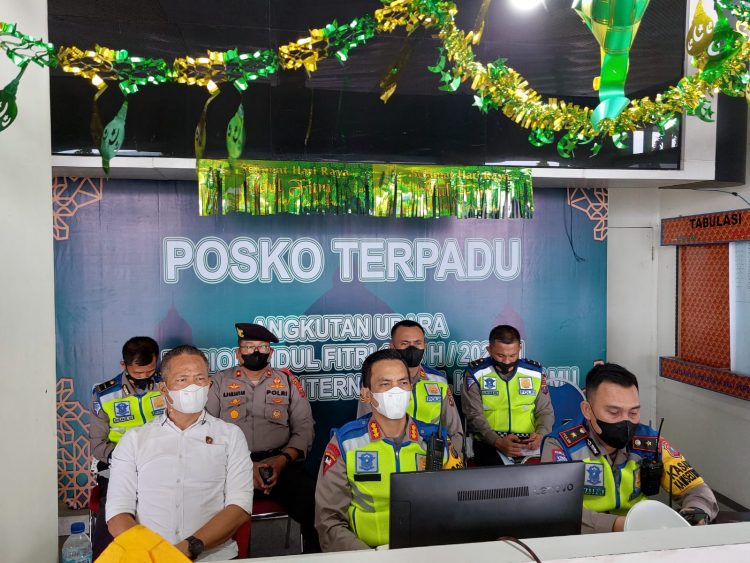Kapolresta Deliserdang, Kombes. Pol. Irsan Sinuhaji saat mengikuti zoom meting Was Ops Ketupat 2022, Senin (9/5).