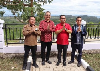 Bupati Toba, Ir. Poltak Sitorus saat hadiri pertemuan bersama Anggota DPR RI, Dr. Sihar P.H. Sitorus BSBA, MBA dan Dirut. Badan Pelaksana Otorita Danau Toba (BPODT), Jimmy Bernardo Panjaitan, Rabu (11/5).