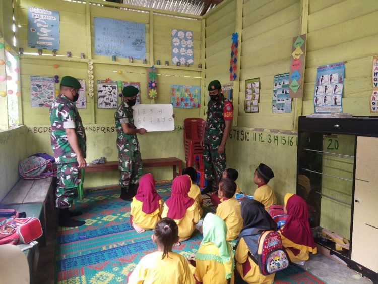 Sertu Ekiano dan rekan Babinsa Koramil 06/ Babul Rahmah jajaran Kodim 0108/ Agara, saat berikan motivasi belajar berhitung, membaca dan menghafal gambar gambar, Kamis (12/5).