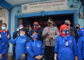 Kapolda Kepri, Irjen. Pol. Dr. Aris Budiman M.Si saat menyerahkan bantuan kepada K- SPSI, Kamis (12/5).