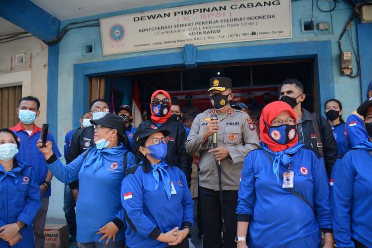 Kapolda Kepri, Irjen. Pol. Dr. Aris Budiman M.Si saat menyerahkan bantuan kepada K- SPSI, Kamis (12/5).