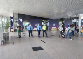 Personil Polsek Kawasan Bandara KNIA bersama TNI dan Avsec Bandara patroli yustisi rutin, Rabu (11/5).