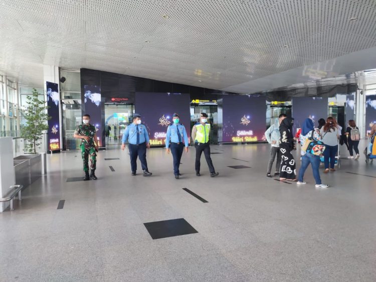 Personil Polsek Kawasan Bandara KNIA bersama TNI dan Avsec Bandara patroli yustisi rutin, Rabu (11/5).