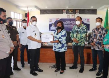 Bupati Toba, Ir. Poltak Sitorus bersama Wakilnya, Tonny M Simanjuntak saat menyerahkan buku verifikasi dan validasi data stunting Kabupaten Toba, Kamis (12/5).
