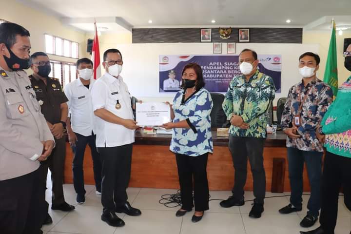 Bupati Toba, Ir. Poltak Sitorus bersama Wakilnya, Tonny M Simanjuntak saat menyerahkan buku verifikasi dan validasi data stunting Kabupaten Toba, Kamis (12/5).
