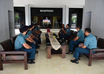 Danpushidrosal, Laksamana Madya TNI Nurhidayat saat memberikan pembekalan kepada para Casis STTAL program Studi Hidro - Oseanografi, Kamis (12/5).