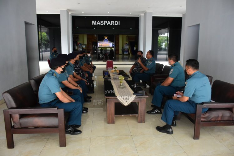 Danpushidrosal, Laksamana Madya TNI Nurhidayat saat memberikan pembekalan kepada para Casis STTAL program Studi Hidro - Oseanografi, Kamis (12/5).