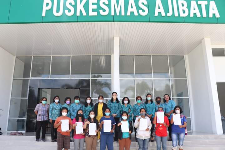 TP PKK Kabupaten Toba dan PKK Kecamatan Ajibata saat ajak kaum ibu ikuti Iva Test, Kamis (12/5).