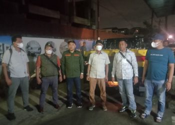 PersonilPolsek Delitua saat mengamankan gelper dijalan Komplek Berlian Sari II - Medan, Kamis malam (12/5).