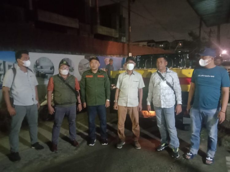 PersonilPolsek Delitua saat mengamankan gelper dijalan Komplek Berlian Sari II - Medan, Kamis malam (12/5).