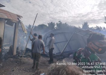 Kondisi 3 unit rumah  yang hangus terbakar saat dilakukan olah TKP oleh Polres Taput beserta jajaran, Kamis (12/5).