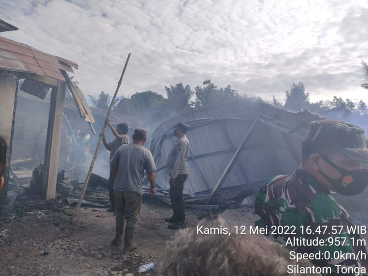 Kondisi 3 unit rumah  yang hangus terbakar saat dilakukan olah TKP oleh Polres Taput beserta jajaran, Kamis (12/5).