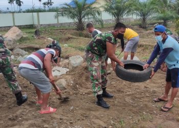Batuud Koramil 07/ Semadam, Pelda Jamilun bersama warga saat bergotongroyong, Jumat (13/5).