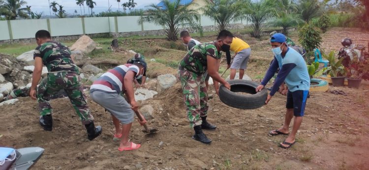 Batuud Koramil 07/ Semadam, Pelda Jamilun bersama warga saat bergotongroyong, Jumat (13/5).