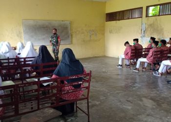 Babinsa Posramil Bukit Tusam, Serka Iskandar Pelis bersama rekan saat memberikan wasbang di SD Lawe Dua - Agara, Jumat (13/5).