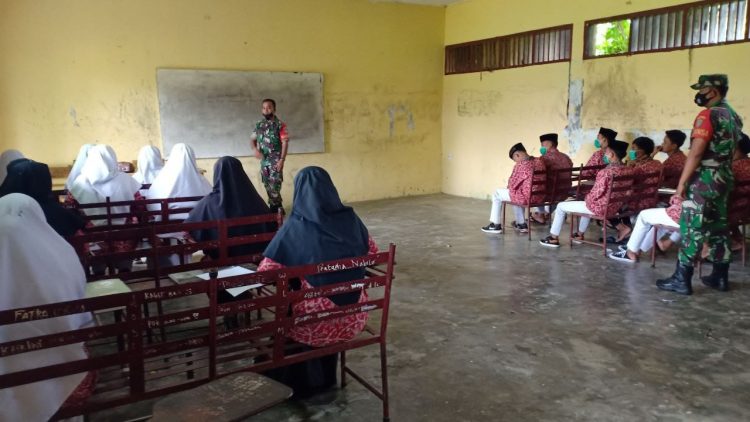 Babinsa Posramil Bukit Tusam, Serka Iskandar Pelis bersama rekan saat memberikan wasbang di SD Lawe Dua - Agara, Jumat (13/5).