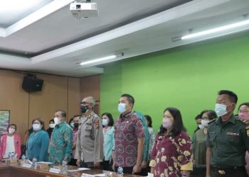 Wakil Bupati Dairi, Jimmy Andrea Lukita Sihombing, didampingi perwakilan Forkopimda, mewakili Kapolres dan Dandim, Kepala Dinas P3AP2KB, dr. Nitawaty Sitohang, Perwakilan TP. PKK Kabupaten, Ikatan Bidan Indonesia (IBI) Dairi, Dinas terkait dan para undangan lainnya saat mengikuti apel siaga TPK, Kamis (12/5).
