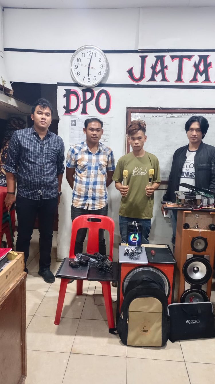 Tersangka, Asa Sah Simorangkir saat dimanakan di Mapolres Taput, Kamis (12/5).