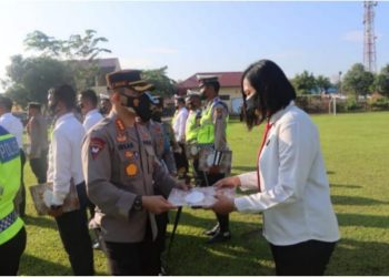 Kapolresta Deliserdang, Kombes. Pol. Irsan Sinuhaji SH, SIK saat memberikan penghargaan dan reward kepada 119 personil yang berprestasi, Jumat (13/5).