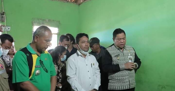 Bupati Dairi, Dr. Eddy KA Berutu saat kunjungi keluarga korban kebakaran, Jumat (13/5).
